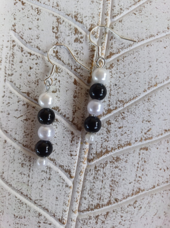 2. Chakra Sacrala - Centrul Creativitatii - Svadhisthana - Cercei eleganți handmade cu perle albe și onix negru – simbol al echilibrului și rafinamentului
