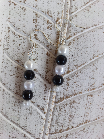 Cercei eleganți handmade cu perle albe și onix negru – simbol al echilibrului și rafinamentului [1]