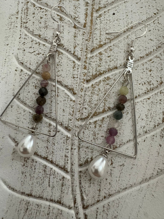 Produse -  Cercei triunghi turmalină multicoloră și perle – Bijuterii handmade elegante