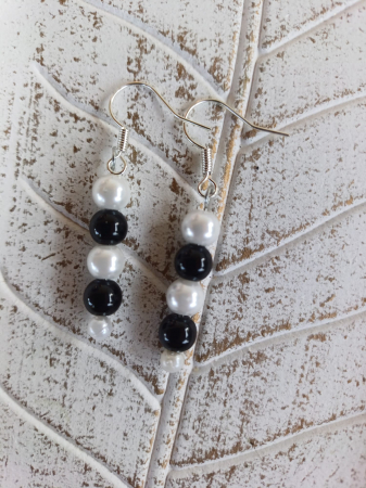 Cercei eleganți handmade cu perle albe și onix negru – simbol al echilibrului și rafinamentului [3]