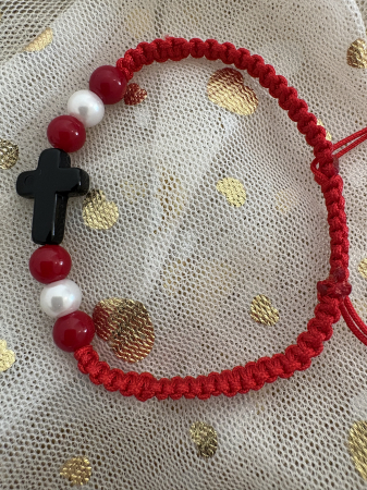 Coral - Brățară cruce, coral și perle – bijuterie handmade cu simbol protector, creată pentru echilibru și protecție zilnică.
