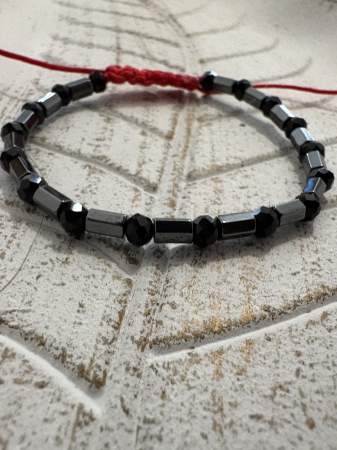 Gri - Brățară Hematit și cristale negre pe șnur roșu