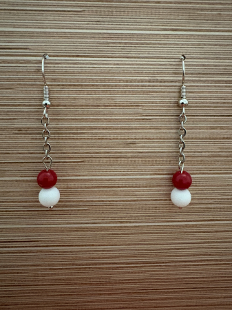 Coral - Cercei handmade cu lanț și pietre naturale de onix alb și coral, creați pentru echilibru interior, protecție și un plus de energie feminină.