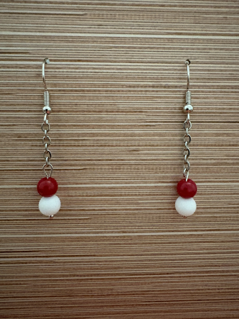 Cercei handmade cu lanț și pietre naturale de onix alb și coral, creați pentru echilibru interior, protecție și un plus de energie feminină. [1]