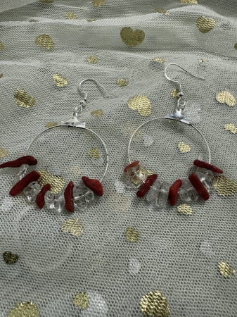 Cercei rotunzi - Cercei cerc coral și cuart alb – claritate și protecție