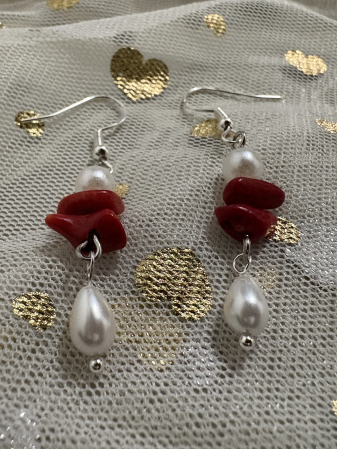 Coral - Cercei coral și perle – eleganță și armonie