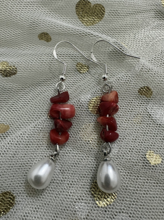 Tortițe tip cârlig (hook) - Cercei coral și perle – eleganță naturală