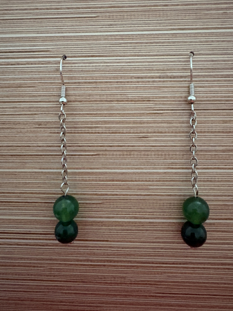 Jad Verde - Cercei handmade cu lanț și pietre naturale de jad verde, creați pentru armonie, protecție și bunăstare. Bijuterie feminină cu vibrație calmă și pozitivă.