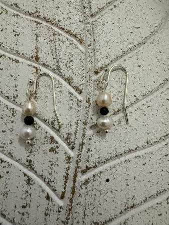Perle naturale de cultura -  Cercei perle naturale de cultura si turmalină negra– Bijuterii handmade elegante