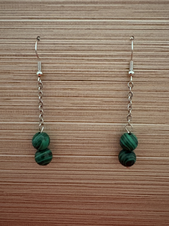 Malachit - Cercei handmade cu lanț și pietre naturale de malachit, creați pentru protecție energetică, transformare interioară și armonie. Bijuterie feminină cu energie puternică.