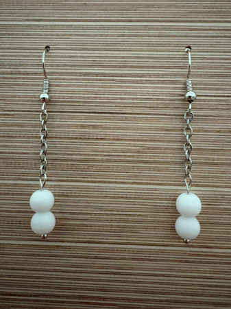 7. Colecția Luminii – Conexiune Spirituală - Cercei handmade cu lanț și pietre naturale de onix alb, creați pentru armonie, claritate și echilibru emoțional. Bijuterie delicată cu energie blândă.