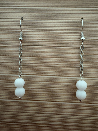 Cercei handmade cu lanț și pietre naturale de onix alb, creați pentru armonie, claritate și echilibru emoțional. Bijuterie delicată cu energie blândă. [1]