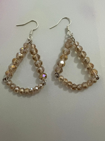 Cabochon - Cercei triunghiulari mărgele Șampanie – Eleganță și echilibru