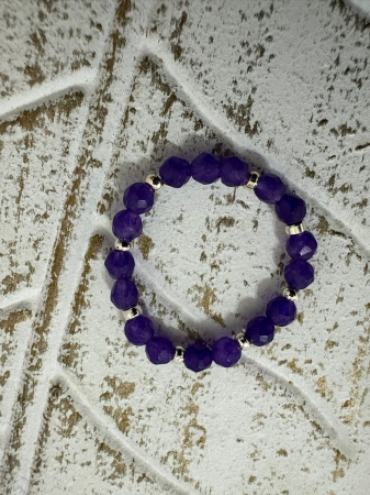 Agat mov - Piatra este asociată cu intuiția, protecția emoțională și calmul interior. Elastic, confortabil și potrivit pentru purtare zilnică.