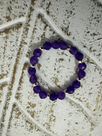 Piatra este asociată cu intuiția, protecția emoțională și calmul interior. Elastic, confortabil și potrivit pentru purtare zilnică. [1]