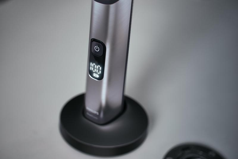 Aparat hibrid de barbierit, tuns barba si parul corporal PHILIPS OneBlade Pro QP6651/61, pieptene cu 14 lungimi, lama inovatoare 360 cu 2 taisuri, afisaj digital LED, pieptene corp, autonomie 120 min, [4]