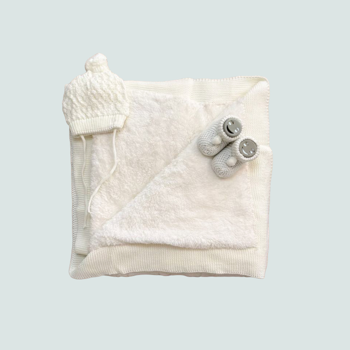 Set tricotat bebeluși cu păturică, căciuliță și botoșei – moale și călduros [1]