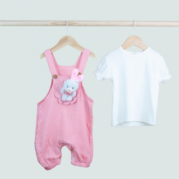 Set fetiță 2 piese – salopetă roz cu iepuraș de pluș și tricou alb cu volănașe [2]