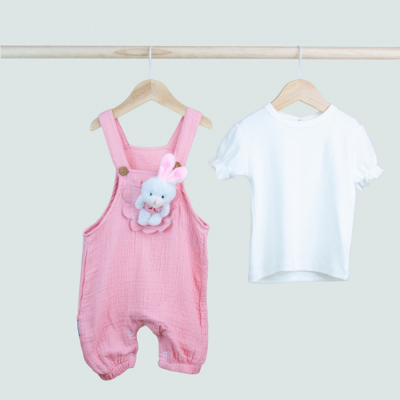 Set fetiță 2 piese – salopetă roz cu iepuraș de pluș și tricou alb cu volănașe [1]