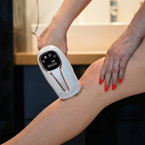 Epilator IPL Clavi, 999 999 Pulsatii, Epilare Definitiva, pentru Femei si Barbati, 5 Trepte de Intensitate, Indeparteaza Parul de pe Corp, Brate, Picioare, Axila, Facial si Inghinal, Alb [5]