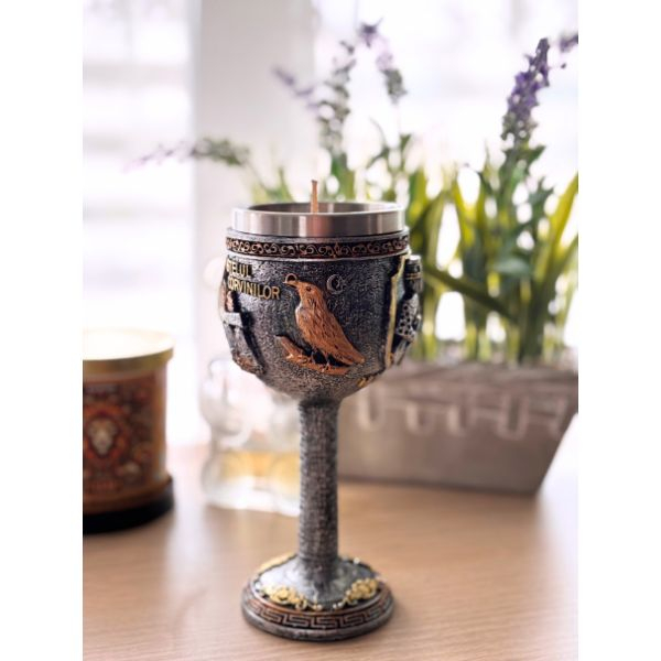 Lumânare Castelul Corvinilor – Pocal Medieval cu Simboluri Cavaler, Scut și Corb [3]