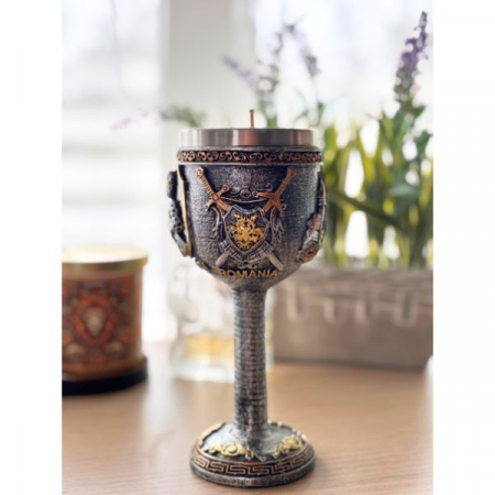 Lumânări Stil Medieval - Lumânare Castelul Corvinilor – Pocal Medieval cu Simboluri Cavaler, Scut și Corb