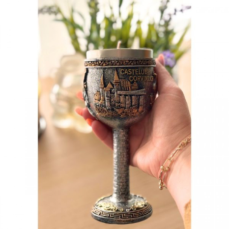 Lumânare Castelul Corvinilor – Pocal Medieval cu Simboluri Cavaler, Scut și Corb [1]