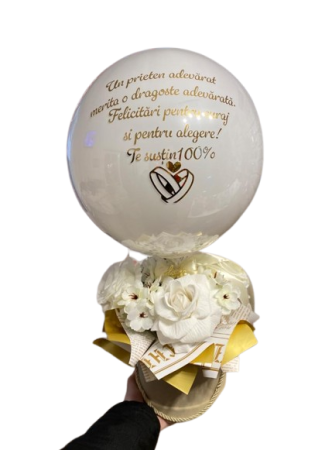 CADOURI ADULȚI - Aranjament „Floral Elegance” cu Flori Artificiale și Balon Bobo Personalizat
