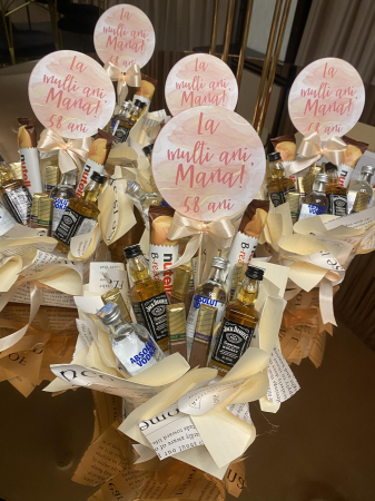 CADOURI ADULȚI - Aranjament  miniaturi alcool și dulciuri