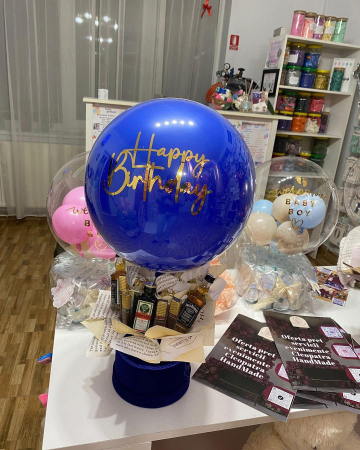 EVENIMENTE - Aranjament cutie miniaturi alcool,dulciuri si balon bobo