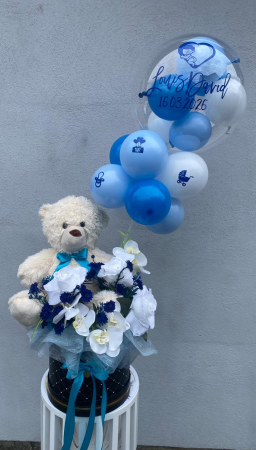 CADOURI NOU NĂSCUT - Aranjament „Love & Teddy” – Ursuleț, Flori Artificiale și Balon Bobo Personalizat