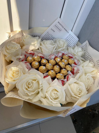 FLORI NATURALE - Buchet de trandafiri naturali albi cu Ferrero Rocher & Raffaello