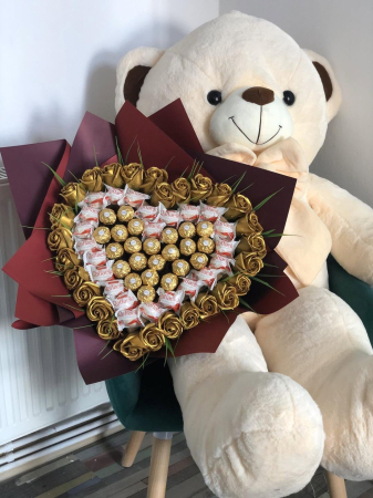 CADOURI COPII - „Golden Love” – Buchet de Trandafiri de Săpun Aurii și Dulciuri