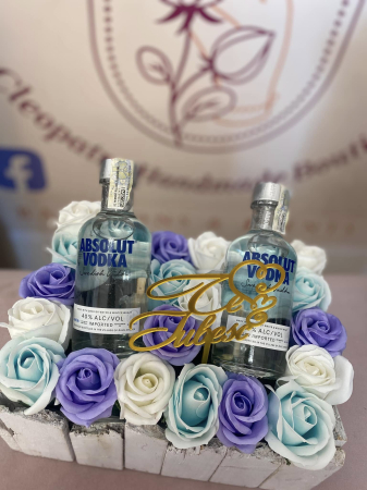 CADOURI ADULȚI - Love & Roses” – Aranjament cu Flori de Săpun și Mini Absolut