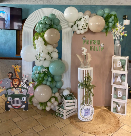 PETRECERI ANIVERSARE COPII - Photocorner oval botez/aniversare baieti
