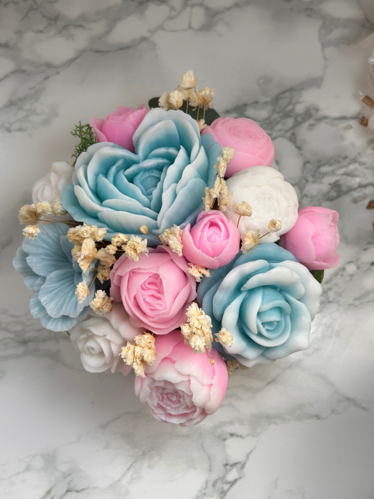 Aranjament cu flori parfumate din sapun in recipient ceramic [3]