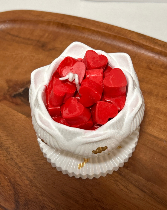 Lumanare cu inimioare in recipient ceramic cu picior [2]