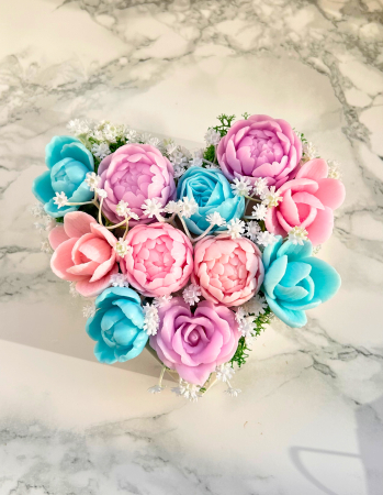 Aranjamente flori din sapun - Aranjament floral din sapun in recipient inima