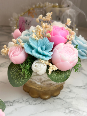 Aranjament cu flori parfumate din sapun in recipient ceramic [1]