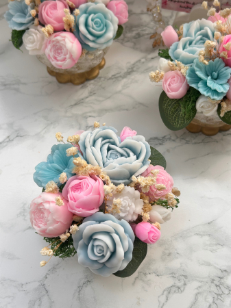 Aranjamente flori din sapun - Aranjament cu flori parfumate din sapun in recipient ceramic