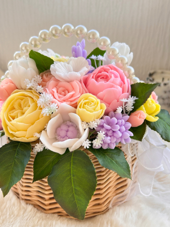 Aranjamente flori din sapun - Cos cu flori parfumate de sapun