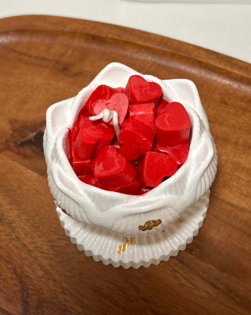 Lumanare cu inimioare in recipient ceramic cu picior [1]