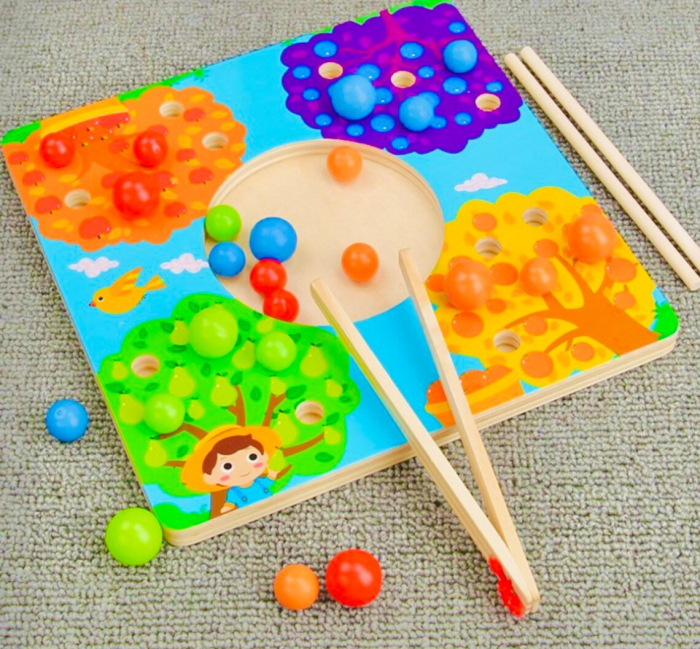 Joc dexteritate si asociere culori si fructe cu bile din lemn, cleste, chopsticks, multicolor [3]