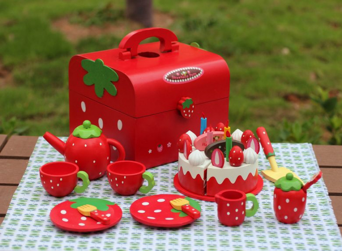 Set de ceai si tort aniversar din lemn in cutie Strawberry Party, multicolor [2]