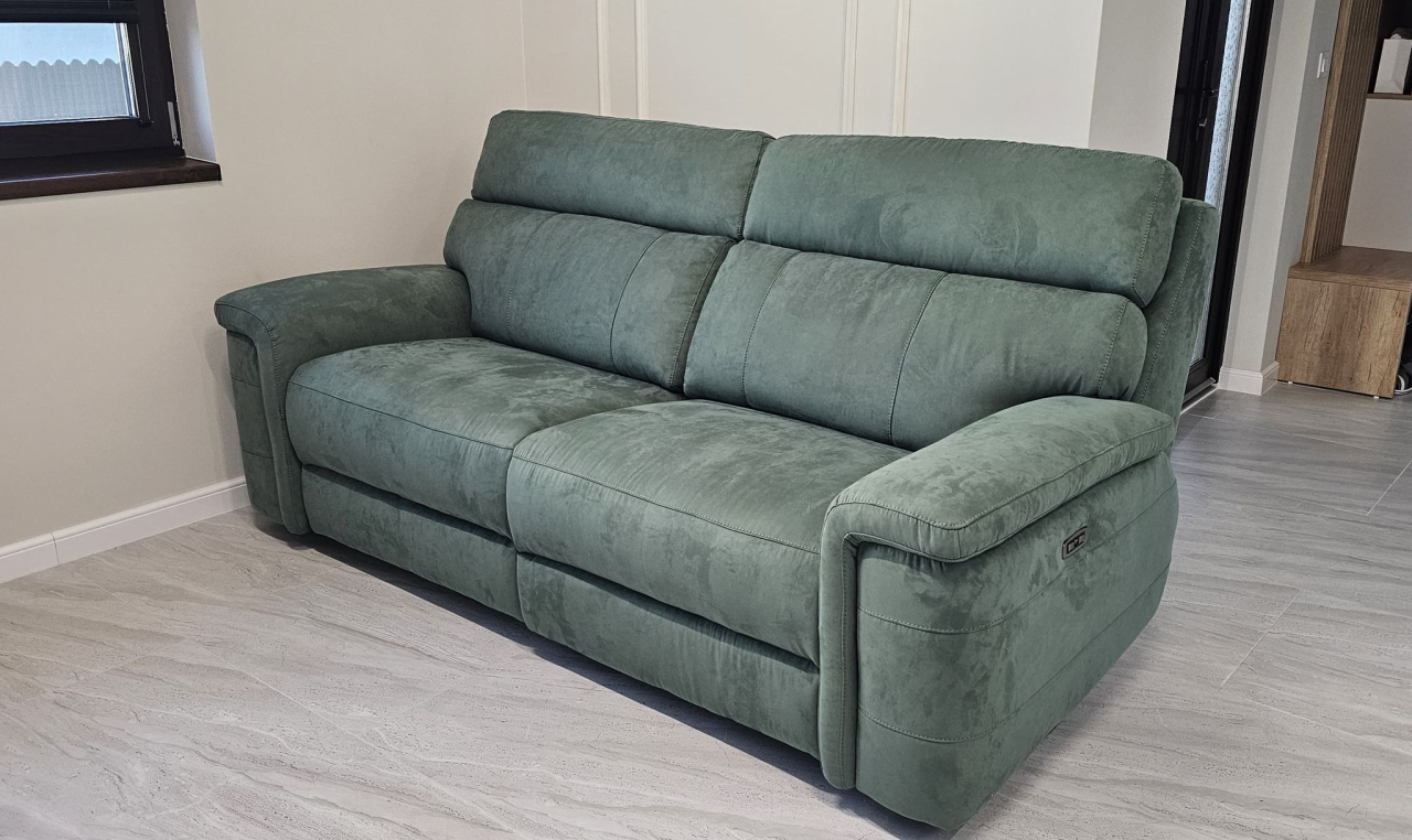 Canapea ELECTRA, 3 locuri, 2 reclinere electrice bi-motorizate, tetiere reglabile electric, port USB – Disponibil și stofa, Aspect Elegant [1]