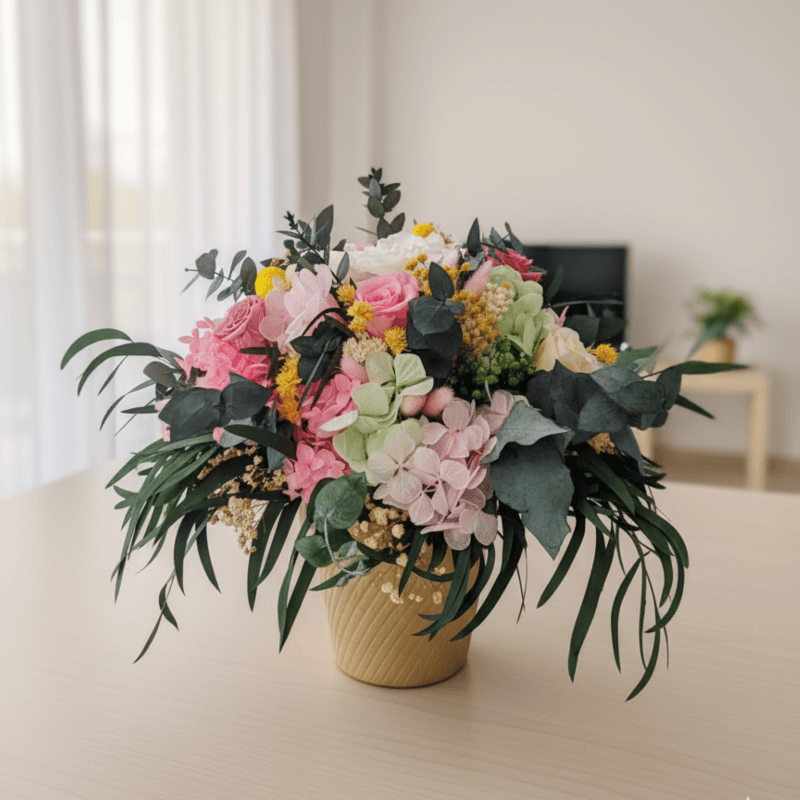 Aranjament floral cu texturi delicate pentru living