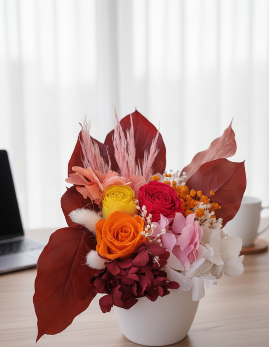 APUS INCENDIAR - ARANJAMENT IN VAS CERAMIC ALB CU TRANDAFIRI CRIOGENATI IN VAS CERAMIC ALB [4]