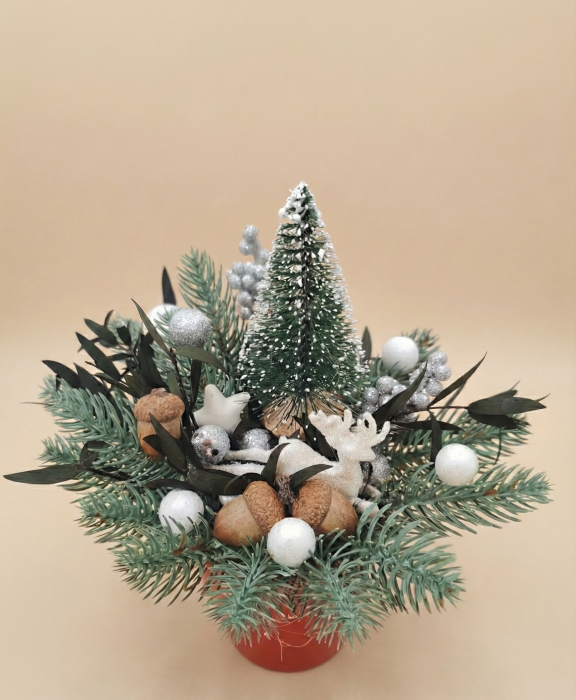 Aranjament Craciun in Vas Rosu cu Bradut Verde si Ren Alb [1]