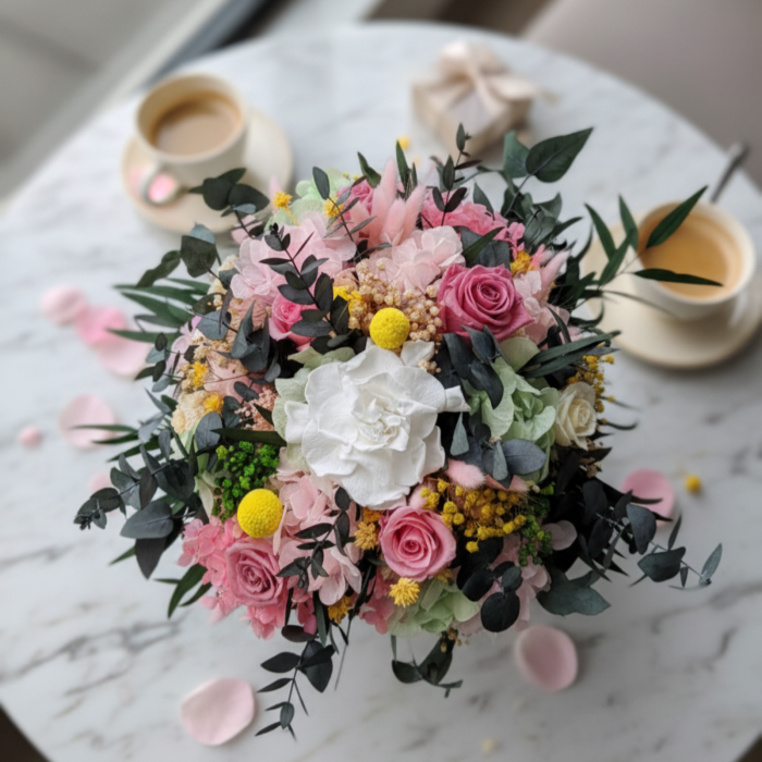 Aranjament Floral Ecou de Fericire cu Gardenia și Trandafiri Criogenați în Vas Auriu [2]