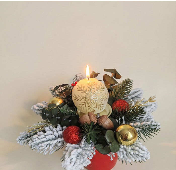 Aranjament Craciun in Vas Rosu cu Lumanare Aurie Fulg de Nea [1]